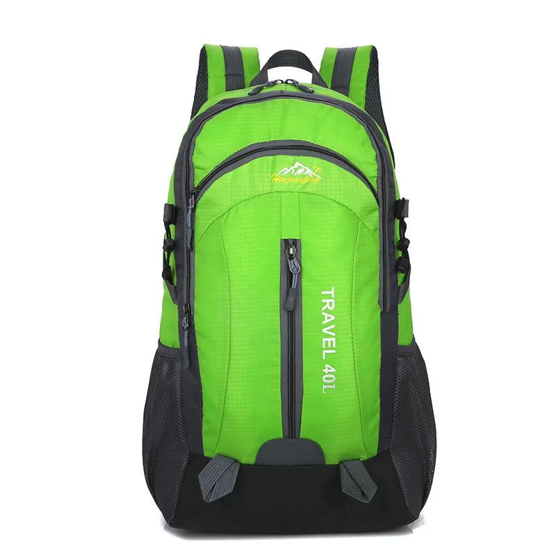 Vue de face du sac à dos de randonnée compact 40 litres vert.