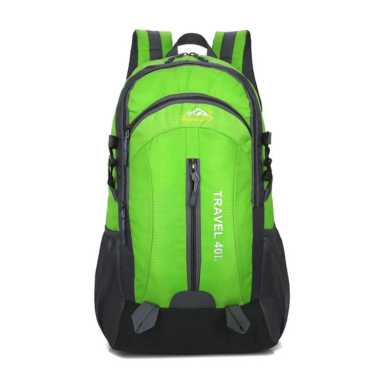 Vue de face du sac à dos de randonnée compact 40 litres vert.