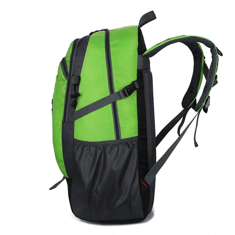Vue en angle du sac à dos de randonnée compact 40 litres vert.