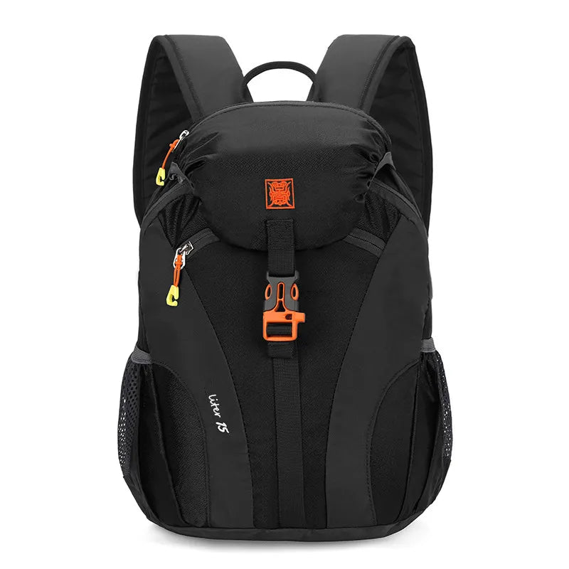 Sac à dos de randonnée compact noir 15L avec boucles orange.