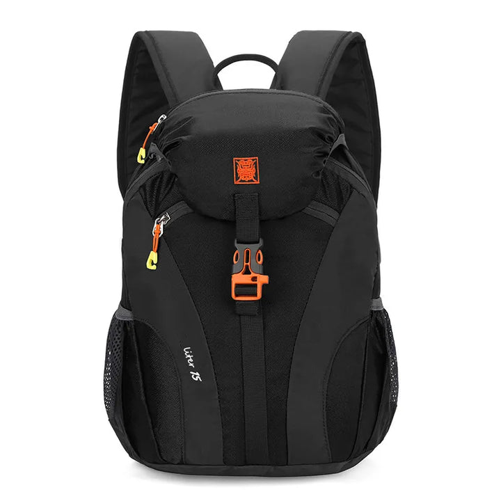Sac à dos de randonnée compact noir 15L avec boucles orange.