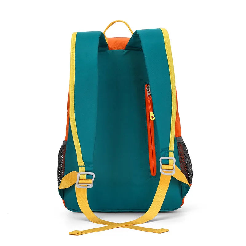Dos du sac à dos orange avec bretelles vertes et jaunes ajustables.