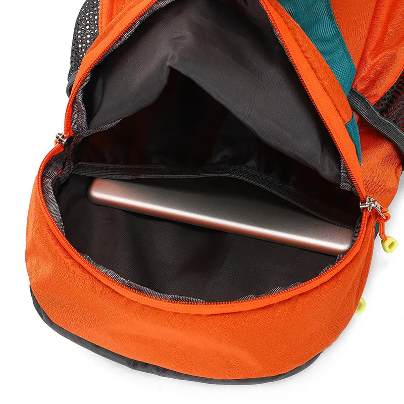 Sac à dos de randonnée orange avec rangement pour ordinateur portable.