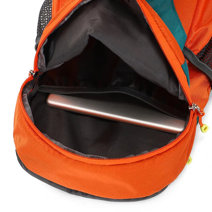 Sac à dos de randonnée orange avec rangement pour ordinateur portable.