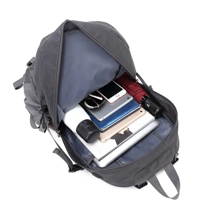 Cette photo montre l’intérieur spacieux du sac, capable d’accueillir tablette, gourde, parapluie, lunettes et autres objets personnels.