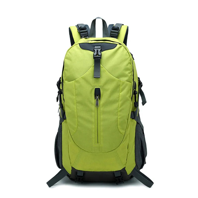 Ce sac présente un coloris vert vif avec des sangles gris foncé. Il est idéal pour la randonnée ou le sport en plein air.