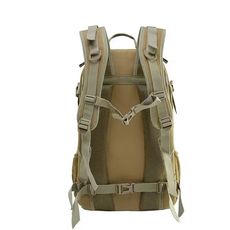 Vue arrière d’un sac de randonnée kaki avec bretelles rembourrées et dos aéré.