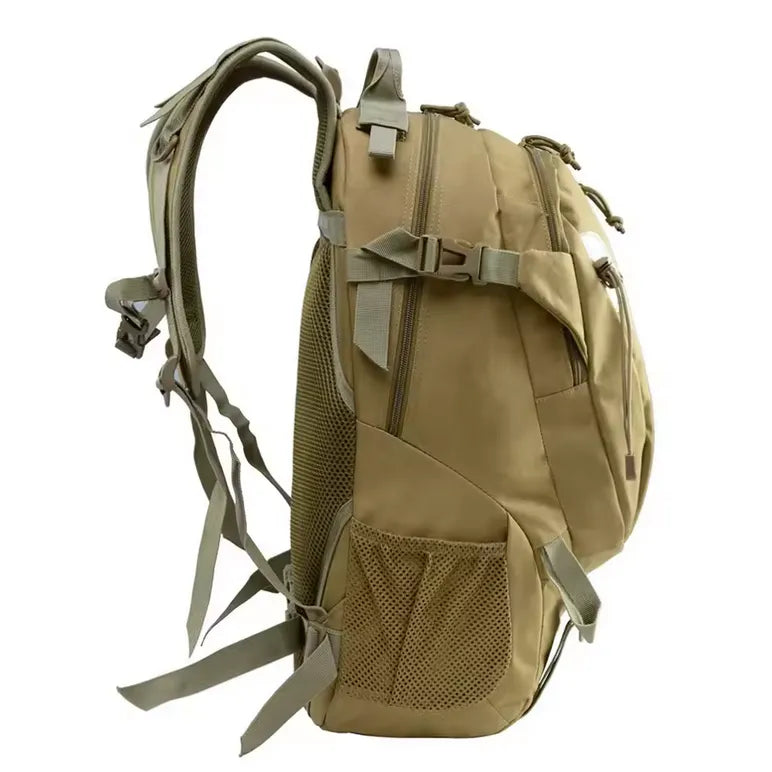Vue latérale d’un sac à dos de randonnée kaki avec sangles de maintien et filet de rangement.