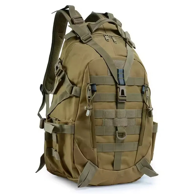  Sac à dos tactique de 40L vu en trois quarts face, montrant la profondeur des poches.