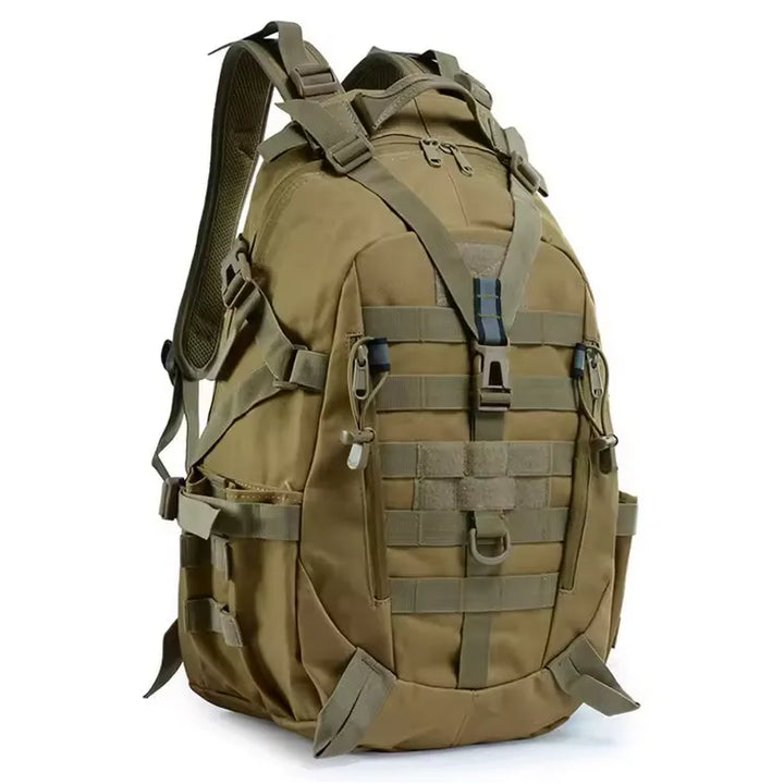  Sac à dos tactique de 40L vu en trois quarts face, montrant la profondeur des poches.