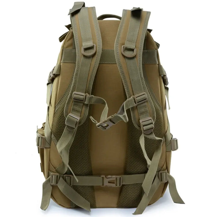 Vue arrière du sac à dos tactique de 40L avec bretelles rembourrées et sangles de poitrine.