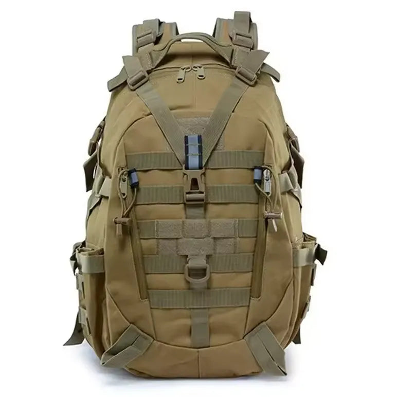 Sac à dos tactique de 40L vu de face, avec sangles et poches multiples.