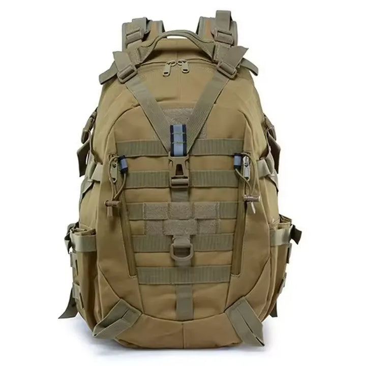 Sac à dos tactique de 40L vu de face, avec sangles et poches multiples.