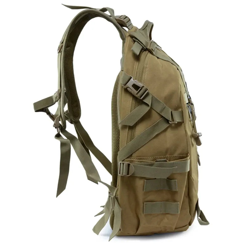 Vue de profil du sac à dos tactique de 40L, mettant en valeur les sangles latérales.