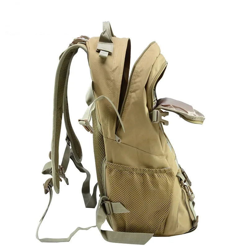 Vue latérale du sac à dos de randonnée beige avec poches latérales en filet.