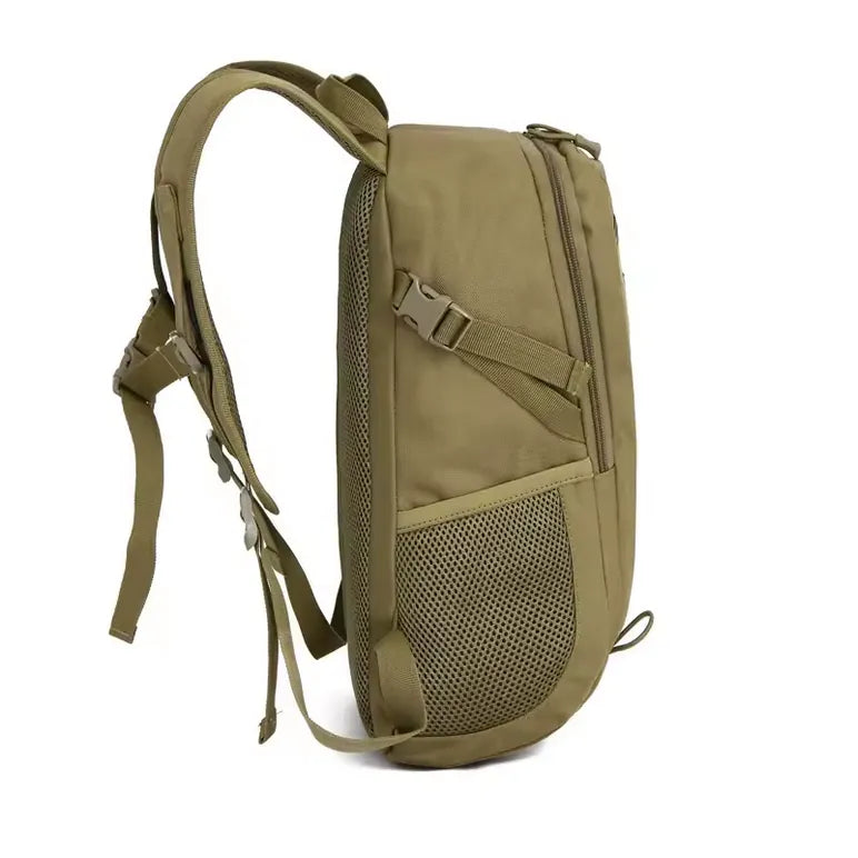 Vue latérale d’un sac à dos tactique 15 litres en nylon vert olive, doté de poches latérales filet, de sangles de serrage et d’un panneau MOLLE, idéal pour la randonnée, le trek court et le portage compact. 