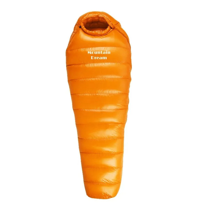 Sac de couchage orange compact pour bivouac.