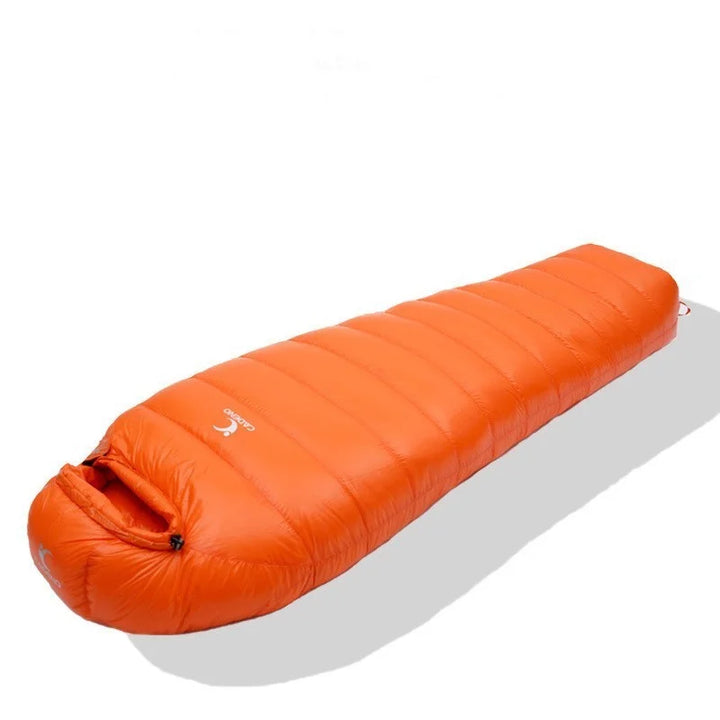 Sac de couchage randonnée en duvet couleur orange.