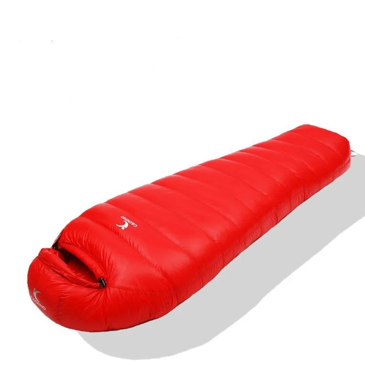 Sac de couchage randonnée en duvet couleur rouge.