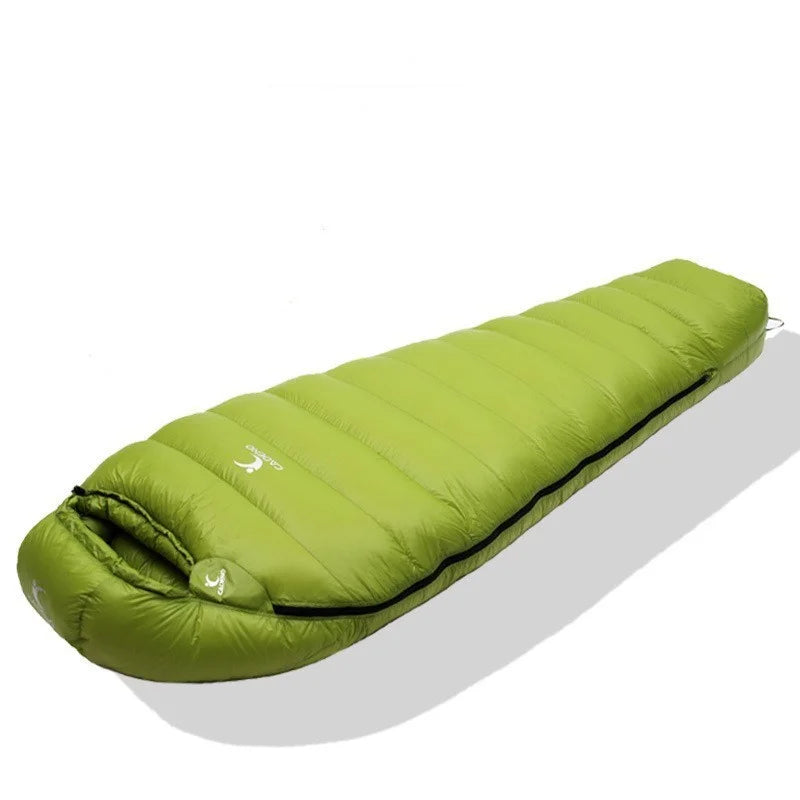 Sac de couchage randonnée en duvet couleur vert.