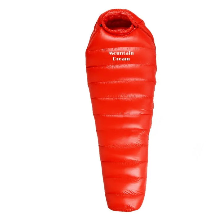 Sac de couchage rouge pour randonnée légère et bivouac.