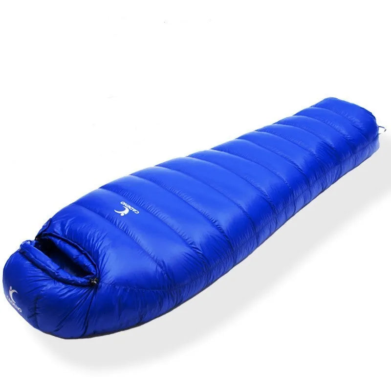 Sac de couchage momie bleu idéal pour la randonnée.
