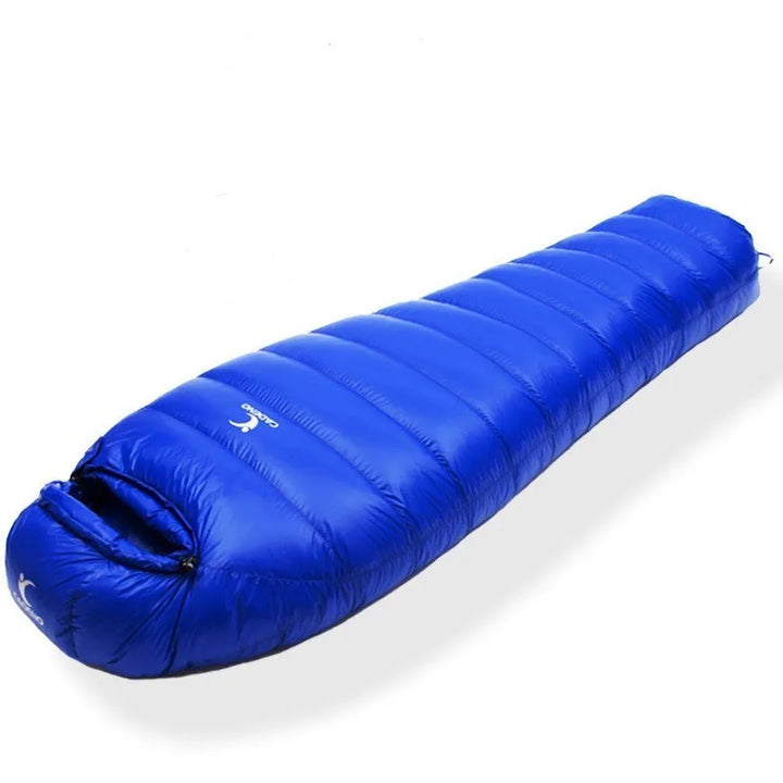 Sac de couchage momie bleu idéal pour la randonnée.