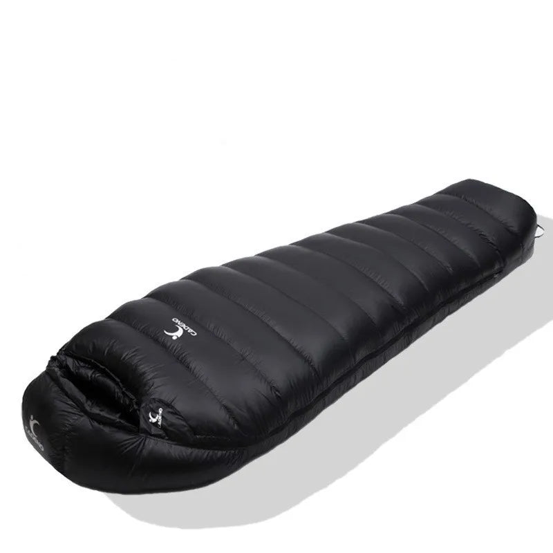 Sac de couchage momie noir parfait pour le bivouac en extérieur.