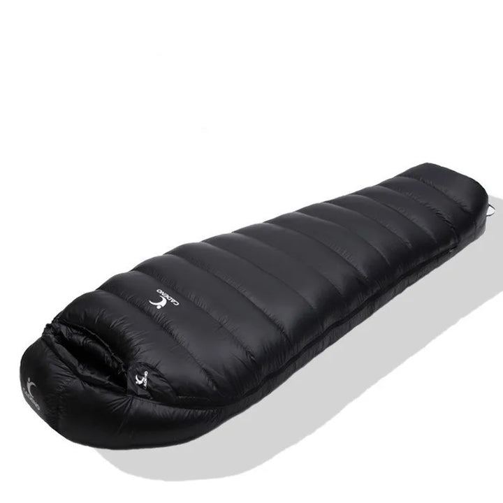 Sac de couchage momie noir parfait pour le bivouac en extérieur.