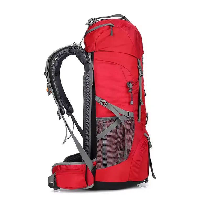 Profil du sac de randonnée rouge avec bretelles ajustables.
