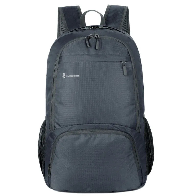 Sac à dos femme gris foncé sobre pour trek ou usage quotidien.