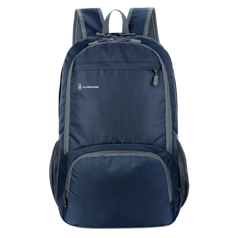 Sac à dos bleu marine pour femme conçu pour la randonnée légère.
