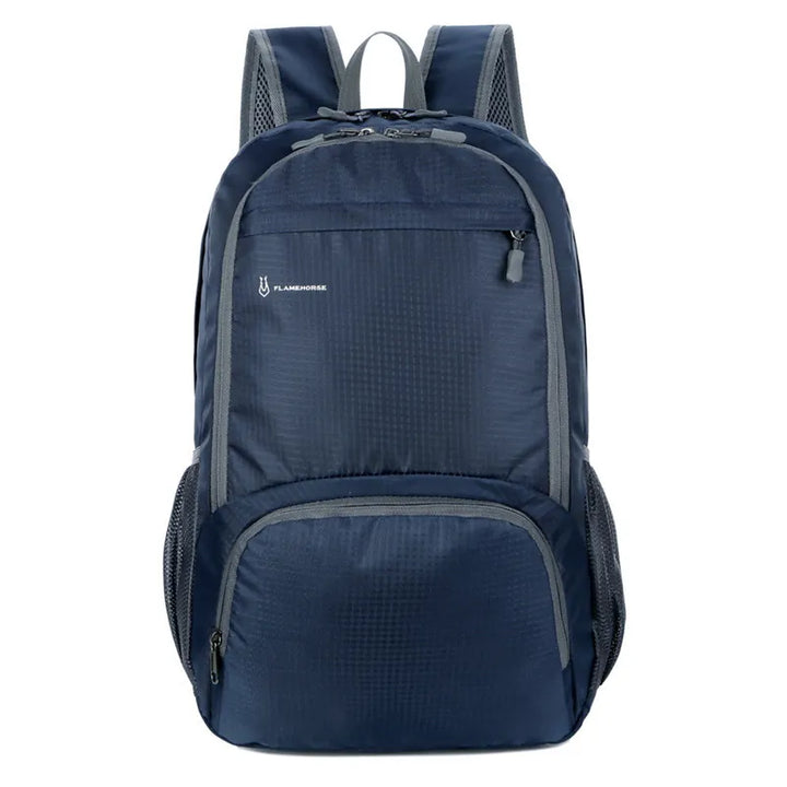 Sac à dos bleu marine pour femme conçu pour la randonnée légère.