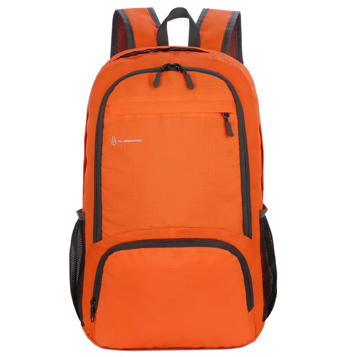 Sac à dos orange pour femme avec poches filet latérales.