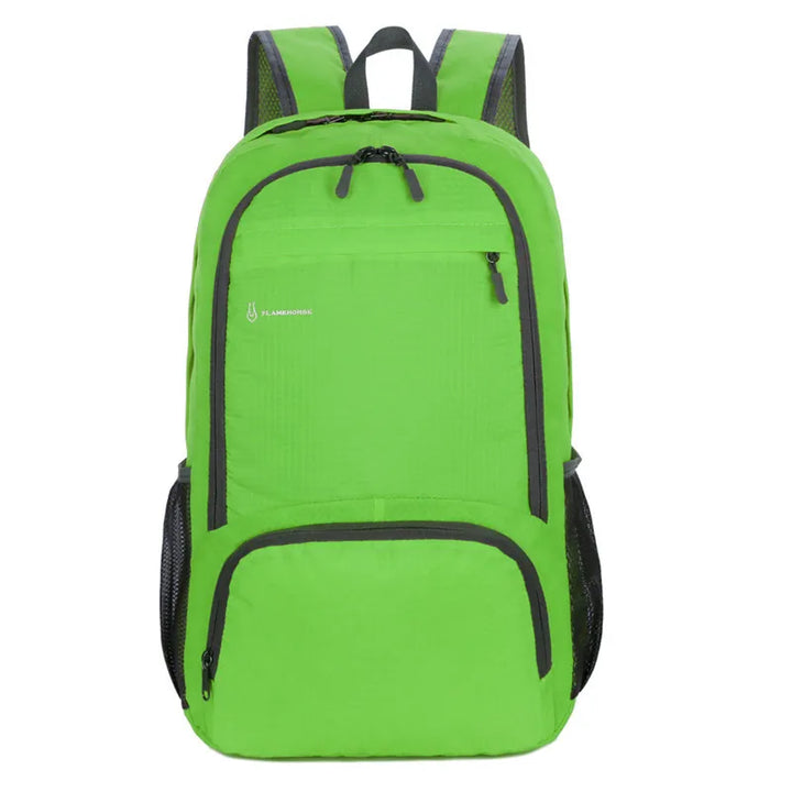 Sac à dos femme ultra léger en vert fluo pour randonnée active.