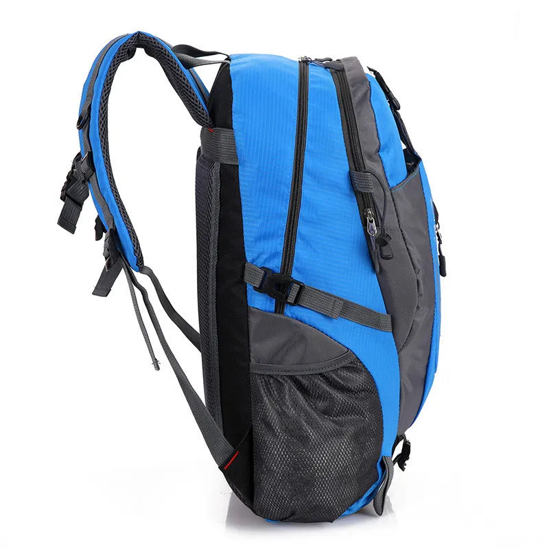 Vue latérale d’un sac à dos de randonnée imperméable bleu et gris.