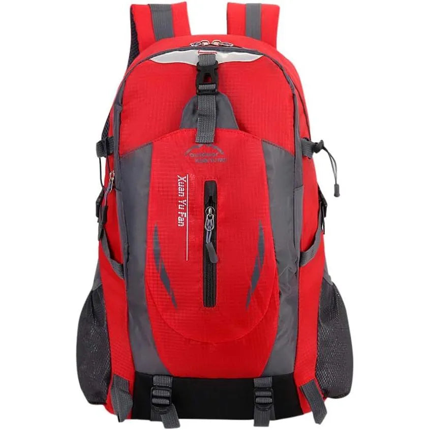 Sac à dos de randonnée imperméable rouge avec sangle frontale renforcée.