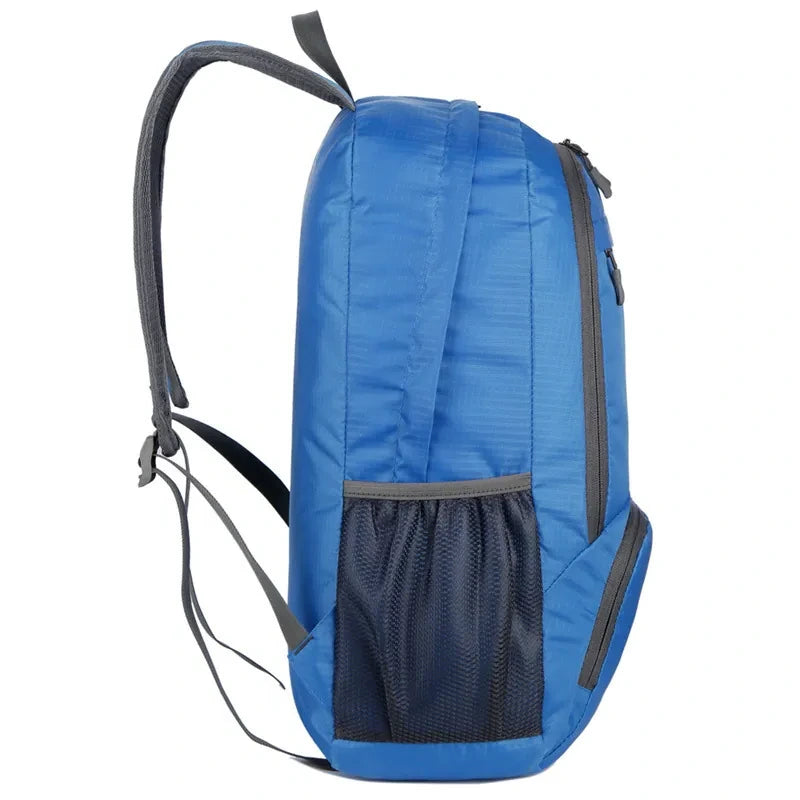 Profil du sac à dos avec poche filet latérale.