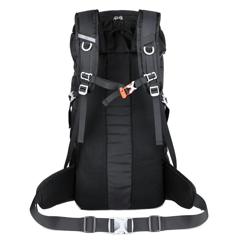 Vue arrière d'un sac à dos trekking noir 50 litres, montrant la structure dorsale ventilée, les bretelles ajustables et la ceinture lombaire.