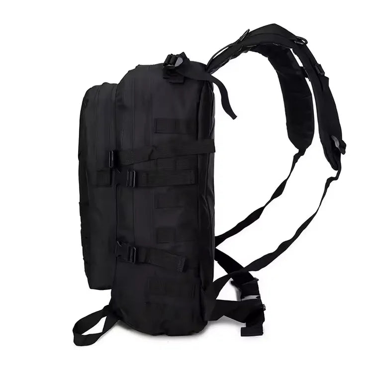 Vue latérale du sac à dos de randonnée noir avec poches latérales en maille.