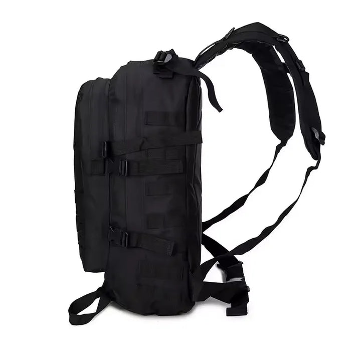 Vue latérale du sac à dos de randonnée noir avec poches latérales en maille.