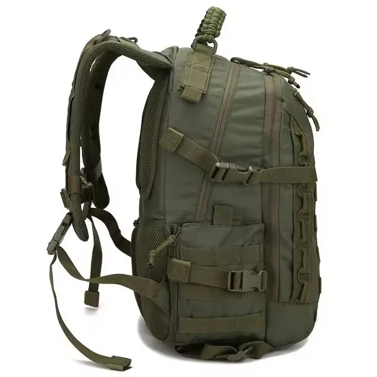 Vue latérale du sac à dos tactique 35L kaki.