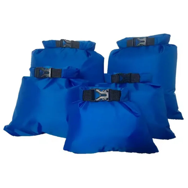 Sac étanche ultraléger bleu pour camping et randonnée.
