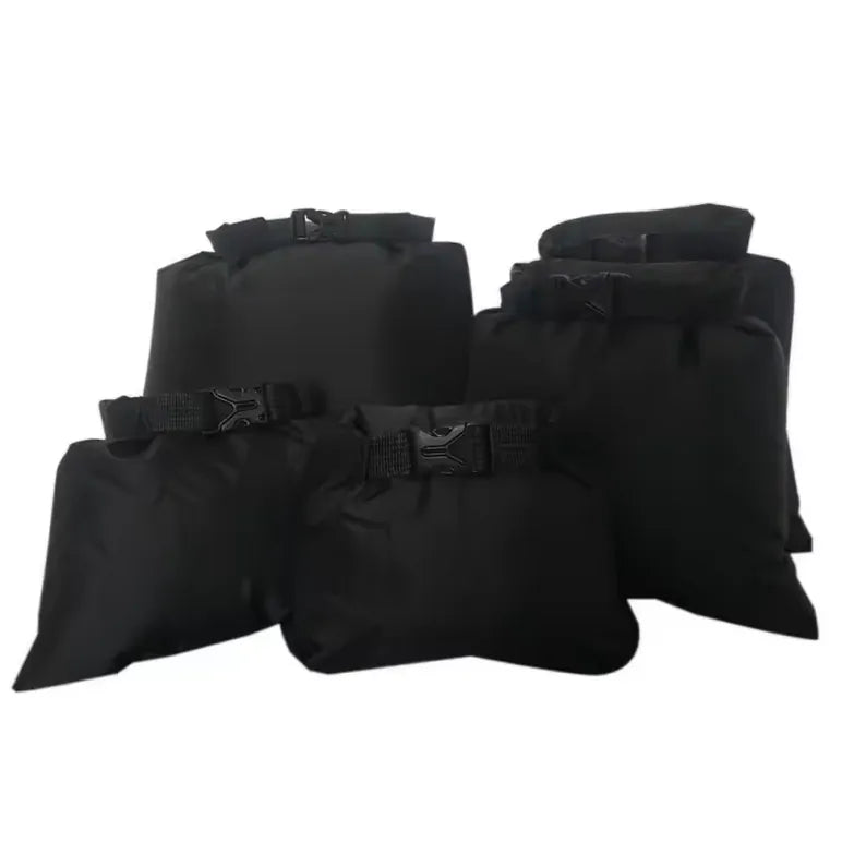 Sac étanche ultraléger noir pour camping et randonnée.