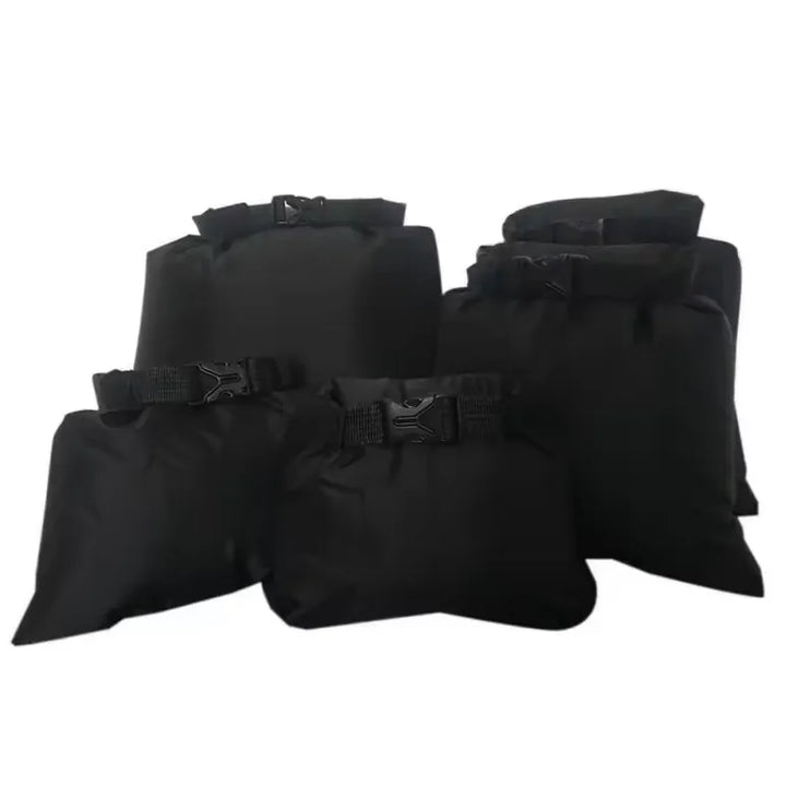 Sac étanche ultraléger noir pour camping et randonnée.