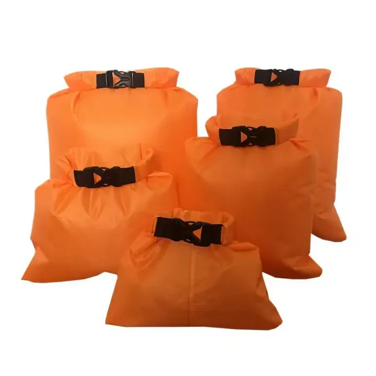 Sac étanche ultraléger pour le camping de couleur orange.