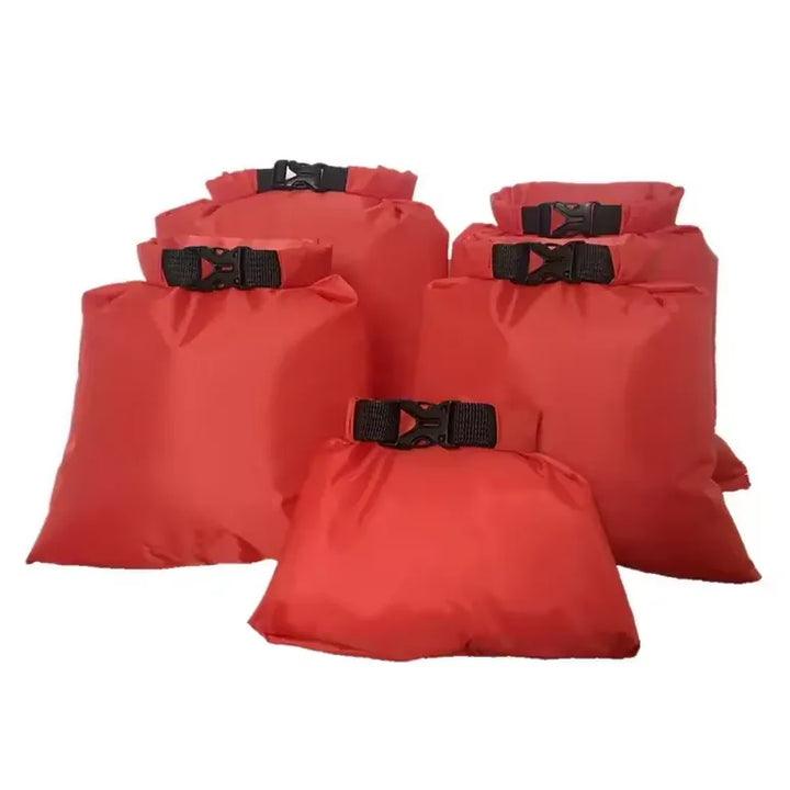 Sac étanche ultraléger rouge pour camping et randonnée.