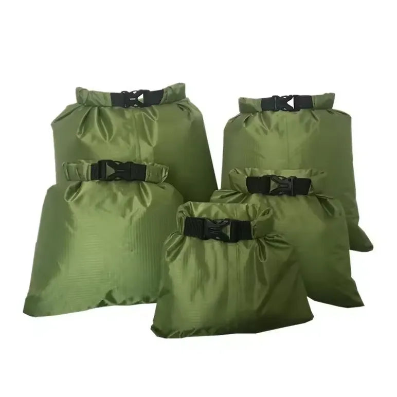 Sac étanche ultraléger vert pour camping et randonnée.