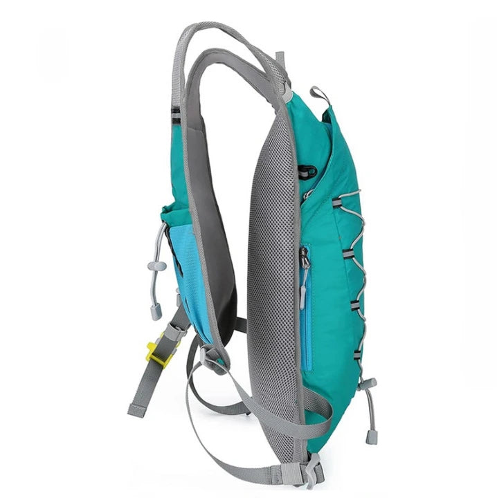 Sac d’hydratation ultraléger bleu pour la randonnée.
