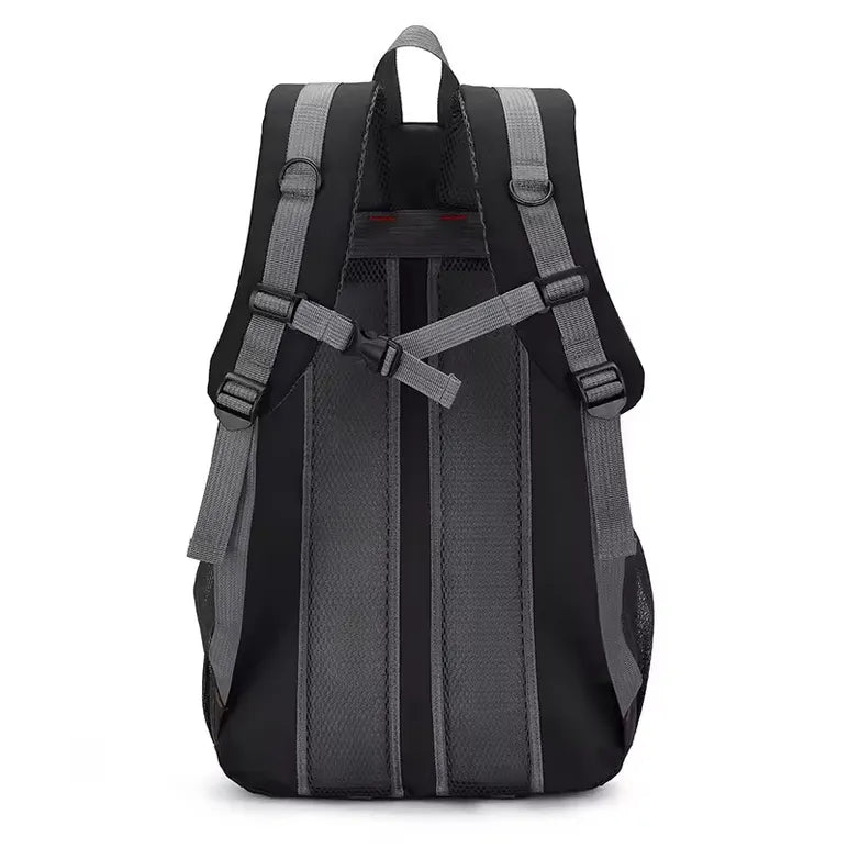 Vue arrière du sac de randonnée 40L unisexe avec bretelles renforcées.